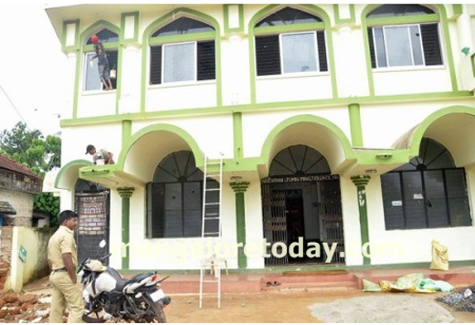 Miscreants pelt stones, damage Kumpala Mosque 5
